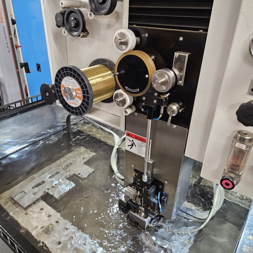 Drahterodiermaschine ACCUTEX in der Produktionshalle