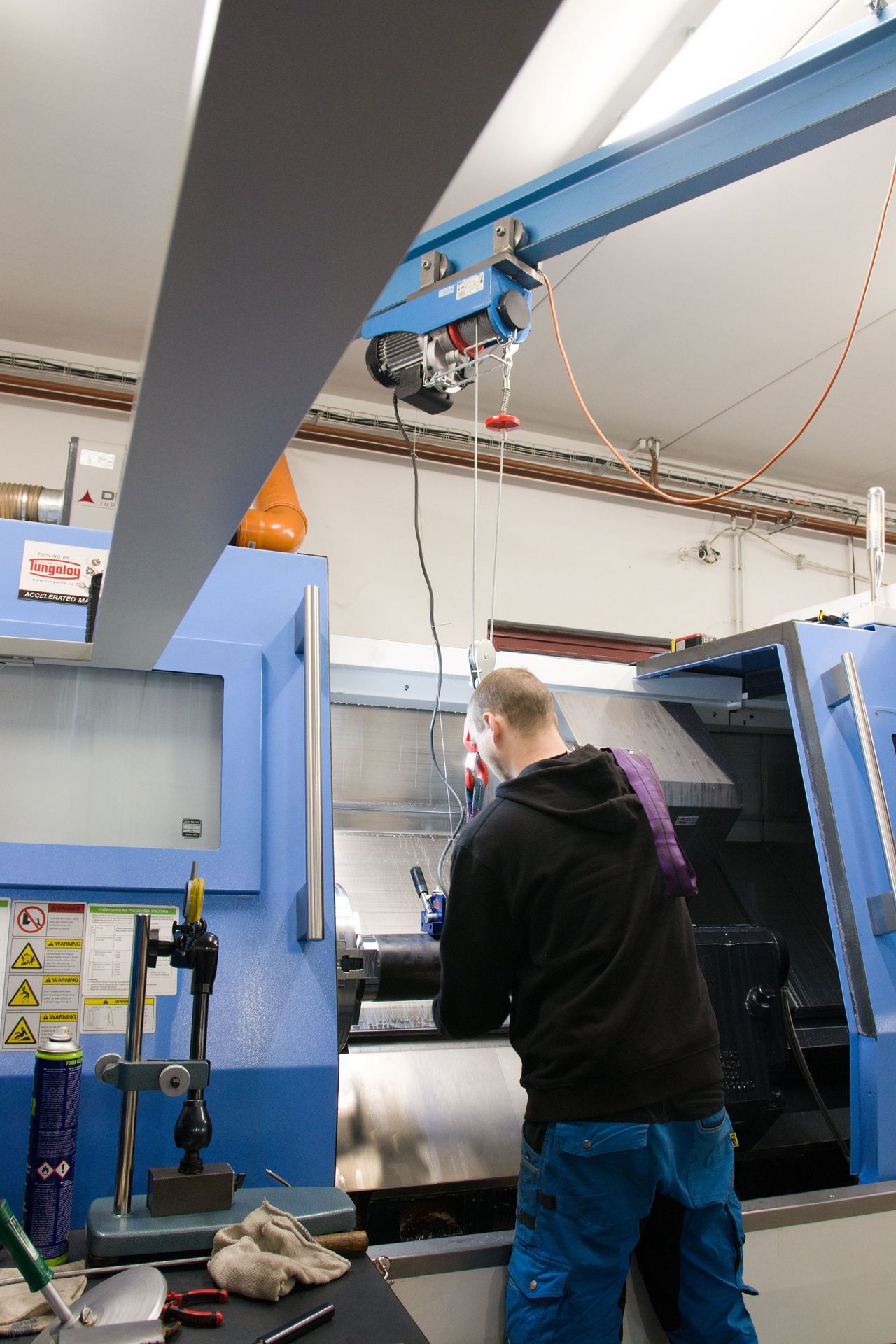 Bedienung einer Drehmaschine in der Produktionshalle